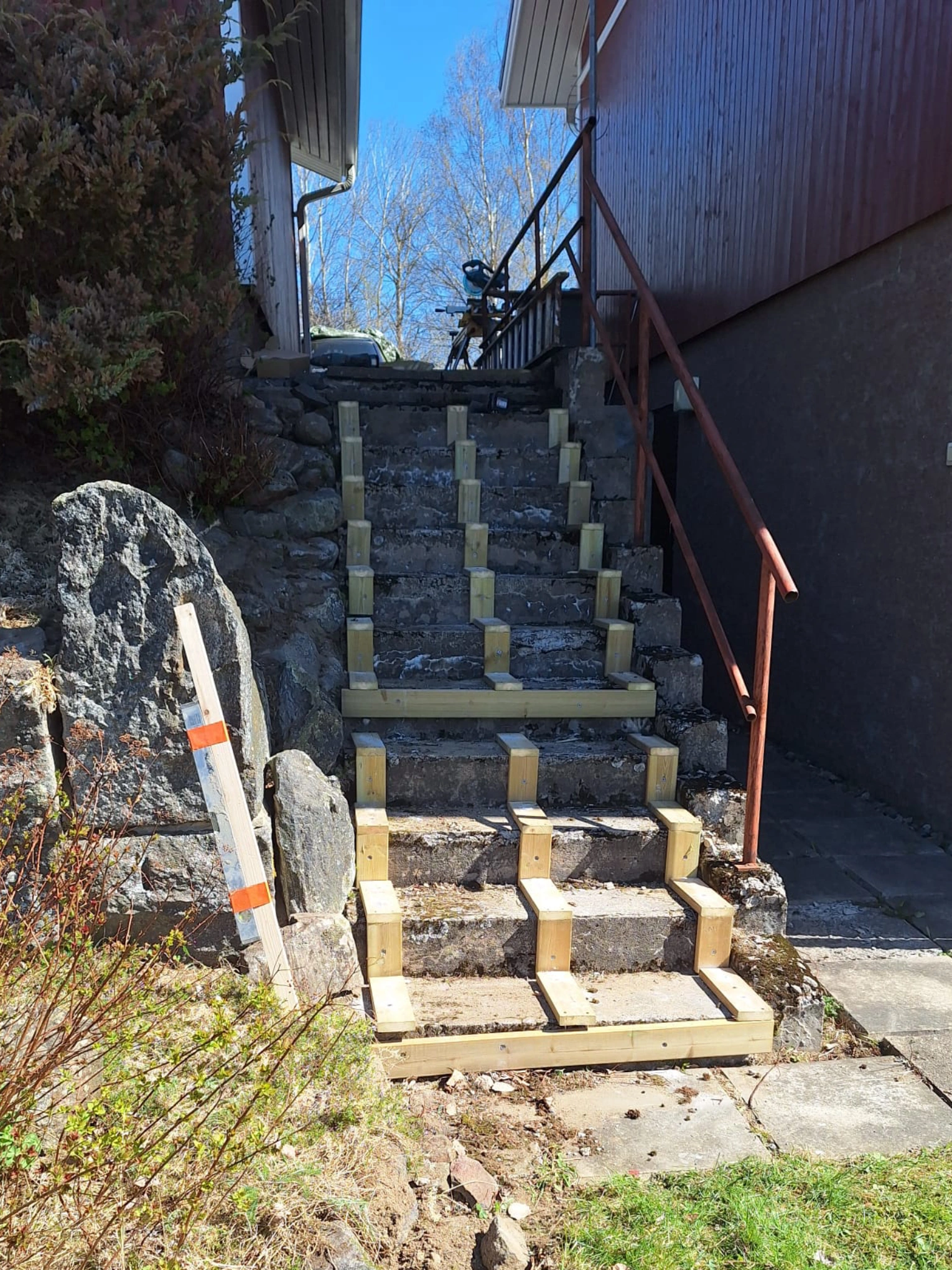 Betoniset ulkkoportaat ennen puuaskelmien asennusta.